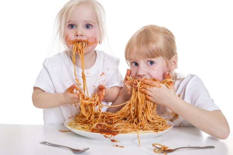 Kinder könn t en auch beim Essen Manieren an den Tag legen