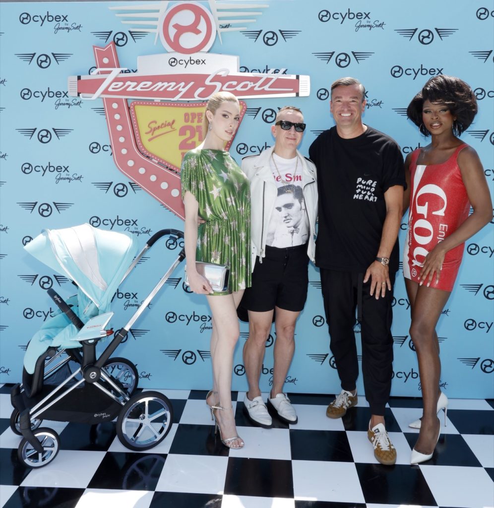 Beim kalifornischen Launch-Event der "Jeremy Scott Car Collection" am 5. Juni mit Gigi Goode, Jeremy Scott, Martin Pos, Gründer von Cybex, und Simone in Mel's Drive In.